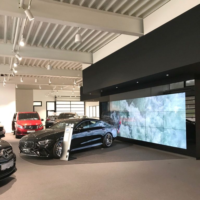 Mercedes Showroom mit professioneller Beleuchtung